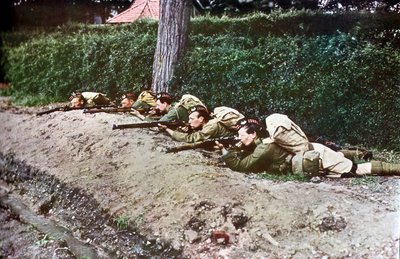 Cinco infantes de Escocia con rifles listos durante la Batalla del Marne al este de París, septiembre de 1914 de Jules Gervais Courtellemont